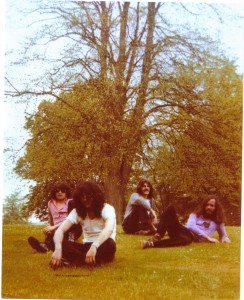 Alex y Manolo Ventura, Bill Morgan, Manongo Mujica, en los jardines del castillo de Mick Jagger, en Strgrooves, UK.