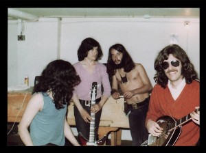 Manolo y Alex Ventura, Manongo Mujica, Billy Morgan, en sala de ensayo de The Rolling Stones, junto al piano de Procol Harum.